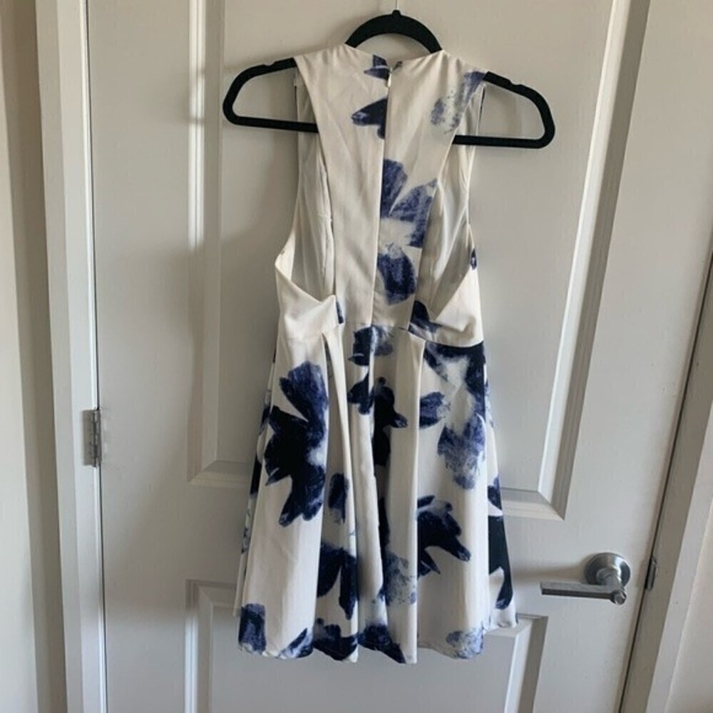 LULU’S Seeing Chic Floral V-Neck Dress Size S - Picture 8 of 14